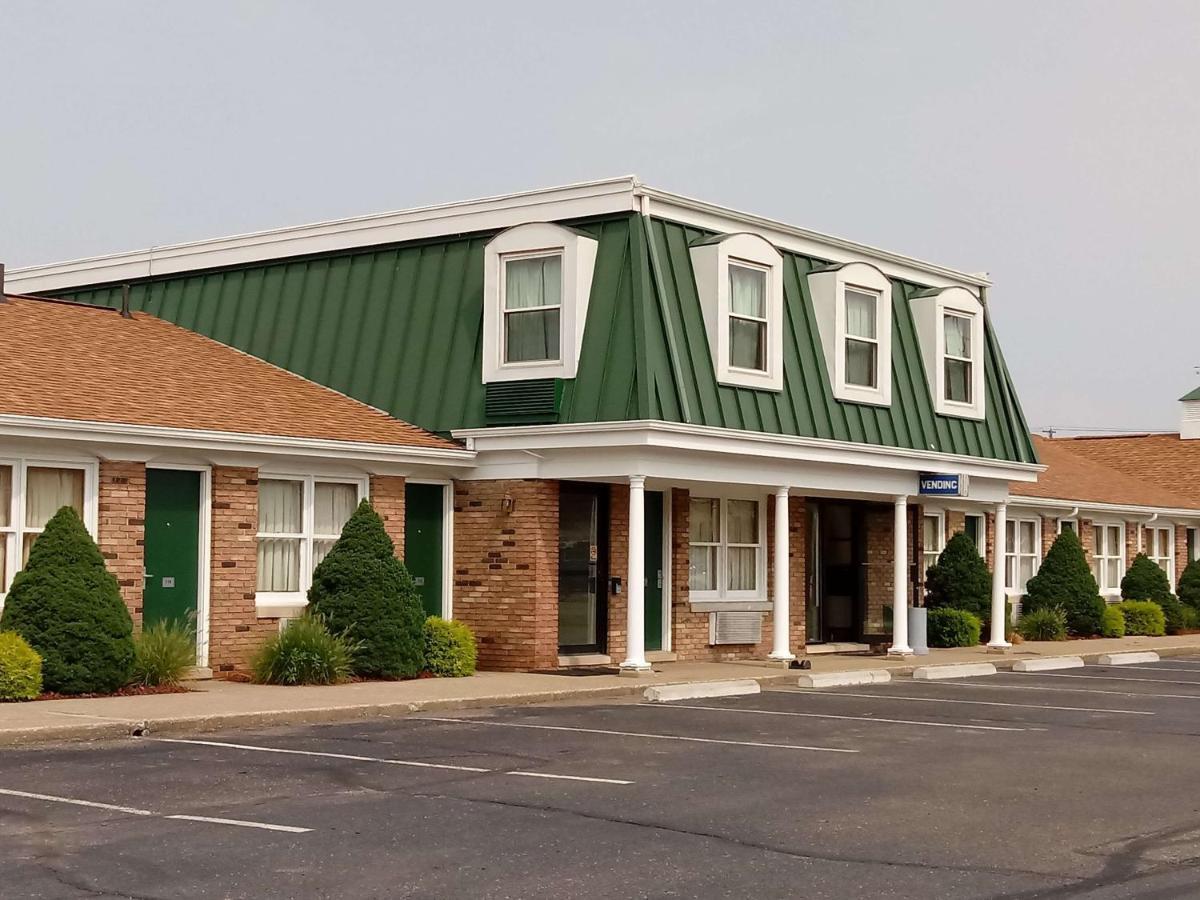 Travelodge By Wyndham New Philadelphia Exterior photo
